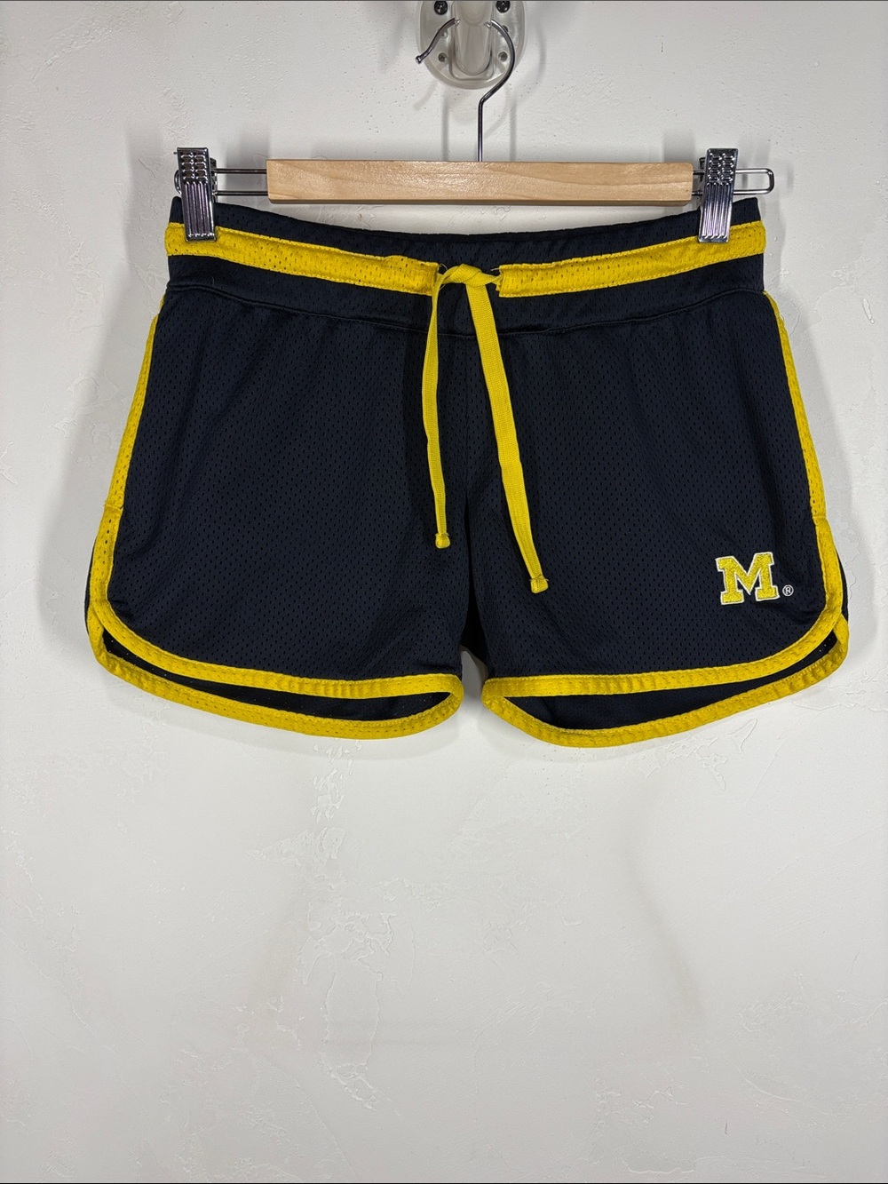 Colosseum University Michigan Navy Blue & Yellow Athletic Mesh Shorts size small